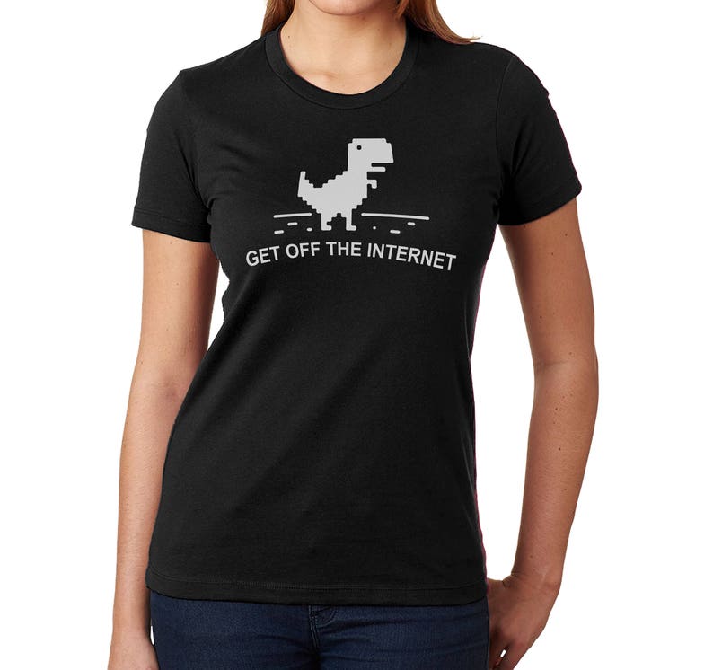 Puede incluir: Camiseta negra con un gr&aacute;fico de dinosaurio pixelado blanco y el texto "Get Off The Internet".