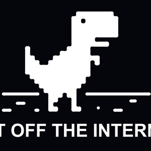 Puede incluir: Un dinosaurio pixelado blanco, com&uacute;nmente conocido como 'T-Rex', se muestra sobre un fondo negro. El dinosaurio est&aacute; de pie sobre una l&iacute;nea blanca y el texto 'GET OFF THE INTERNET' est&aacute; debajo del dinosaurio.