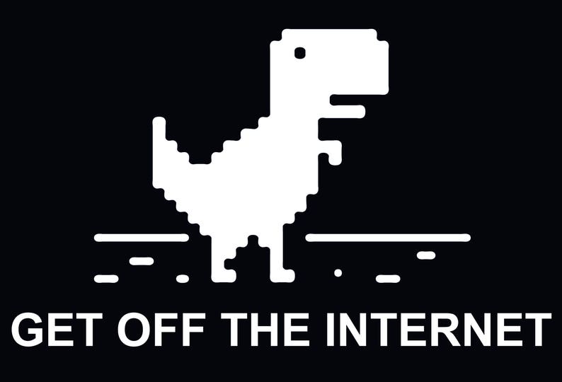Puede incluir: Un dinosaurio pixelado blanco, com&uacute;nmente conocido como 'T-Rex', se muestra sobre un fondo negro. El dinosaurio est&aacute; de pie sobre una l&iacute;nea blanca y el texto 'GET OFF THE INTERNET' est&aacute; debajo del dinosaurio.