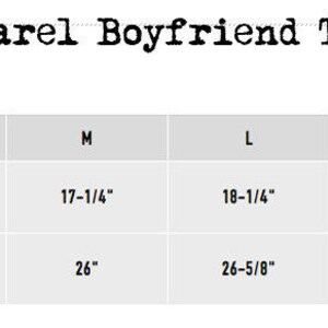 Puede incluir: Tabla de tallas para una camiseta Boyfriend, que muestra las medidas de ancho y largo del cuerpo en pulgadas para las tallas XS a 3XL.