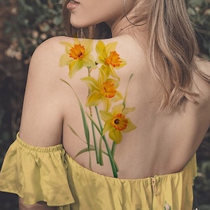 Narzisse März Geburtsblume Temporäres Tattoo | Vintage botanische Illustration mit Blumenmuster, großes gelbes Tattoo, Omas Garten