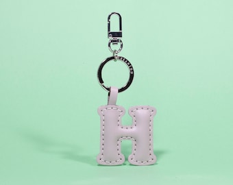 Dije de cuero para bolso con la letra H - Llavero con inicial personalizada - Dije de monograma hecho a mano para bolso - Regalo para ella