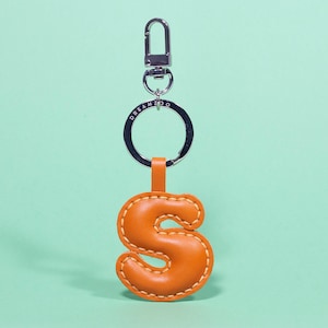 Llavero S de cuero, amuleto de bolso, llavero inicial, regalo para él /ella, llavero colgante de amuleto de cuero naranja regalo para ella