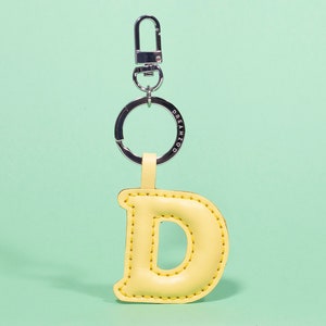 Llavero D de cuero, Amuleto de bolso de cuero genuino, Llavero inicial, Regalo para él /ella, Llavero de cuero amarillo, Regalo de cumpleaños para ella