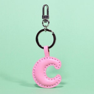 C Llavero de cuero, Amuleto hecho a mano para bolsos, Llavero inicial, Regalo para él/ella, Amuleto de cuero rosa, Regalos de cumpleaños para novia