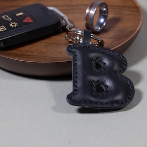 Acessório inicial para carro, presente de Natal para mulheres, chaveiro com letra B, pingente de bolsa, pingente de couro preto, presente para aniversário, lembrancinha de casamento