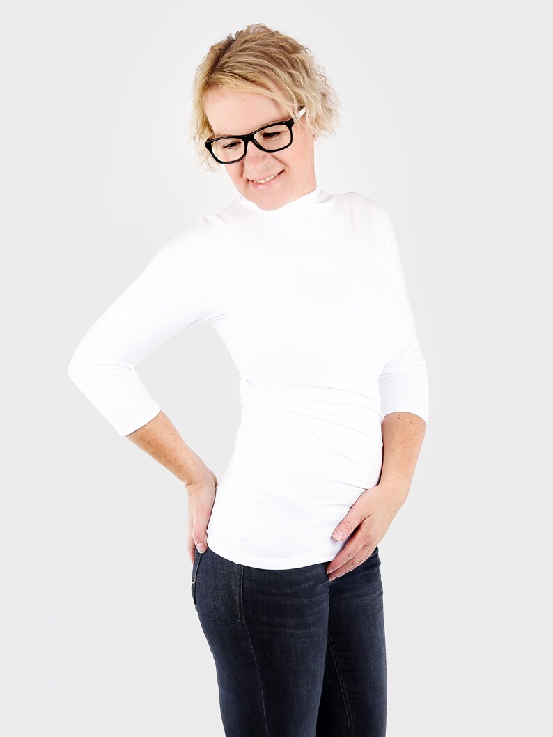 outfit blusa blanca cuello de tortuga