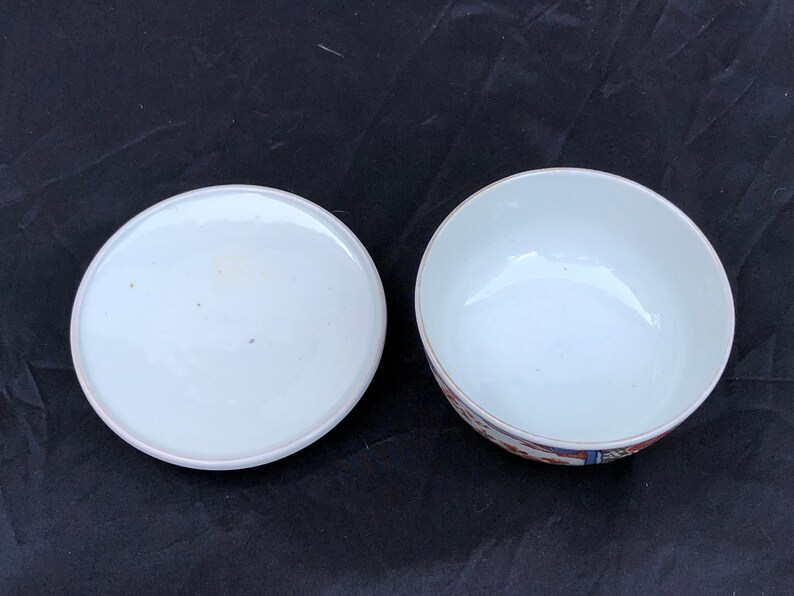 An antique Japanese Imari porcelain covered bowl 19th century