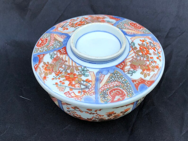 An antique Japanese Imari porcelain covered bowl 19th century