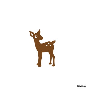 Op de afbeelding: Een bruin silhouet van een hert met witte vlekken. Het hert kijkt naar rechts en heeft grote, ronde ogen.