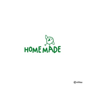 Könnte beinhalten: Weißer Hintergrund mit dem Wort "HOMEMADE" in Grün, begleitet von einer einfachen grünen Vogelillustration. Das Design ist sauber und minimalistisch, geeignet für Branding oder Produktkennzeichnung.