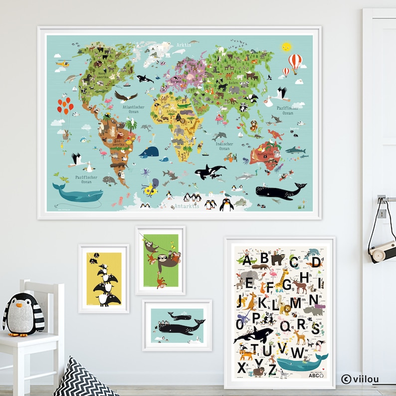 Pu&ograve; includere: Una collezione di cinque stampe da parete incorniciate che includono una grande mappa del mondo con animali, un poster dell'alfabeto con animali e tre stampe pi&ugrave; piccole raffiguranti bradipi, balene e pinguini su una parete bianca.