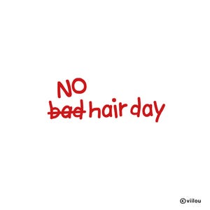Pode incluir: Texto vermelho escrito à mão em um fundo branco que diz "NO bad hair day".