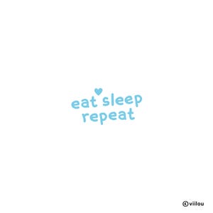 Könnte beinhalten: Weißer Hintergrund mit dem hellblauen Schriftzug "eat sleep repeat", mit einem kleinen blauen Herz über dem Wort "sleep". Die Schriftart ist rund und informell. Das Bild hat ein minimalistisches Design.