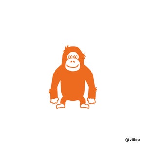 Könnte beinhalten: Orangefarbene Cartoon-Illustration eines Orang-Utans. Der Orang-Utan steht aufrecht mit einem lächelnden Gesicht und großen Augen. Das Bild ist einfarbig orange auf weißem Hintergrund. Der Künstlername, ©viilou, befindet sich unten rechts.
