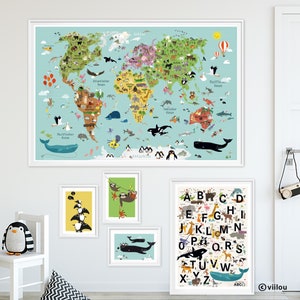 Puede incluir: Un conjunto de cuatro carteles educativos coloridos para ni&ntilde;os. Los carteles presentan un mapa del mundo con animales de diferentes continentes, un cuadro del alfabeto con animales, un perezoso colgado de una rama de &aacute;rbol y un grupo de ping&uuml;inos. Los carteles est&aacute;n impresos en papel blanco con un marco blanco.