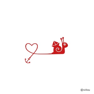 Puede incluir: Caracol rojo con un barco de papel en la espalda, dejando un rastro de hilo rojo en forma de corazón con un ancla al final.