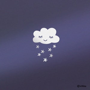 Puede incluir: Una nube blanca con una cara sonriente y los ojos cerrados está nevando sobre un fondo morado.