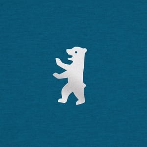 Könnte beinhalten: Eine weiße Silhouette eines Bären in stehender Position vor einem tealblauen Hintergrund. Der Bär hat den Mund geöffnet und die Arme erhoben. Das Bild hat ein einfaches, klares Design.