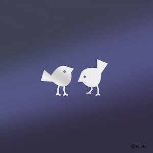 Puede incluir: Dos pájaros de papel blanco frente a frente sobre un fondo morado.