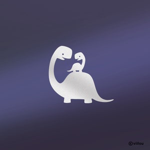 Op de afbeelding: Een wit silhouet van een dinosaurusfamilie met een grote dinosaurus die een kleinere dinosaurus op zijn rug draagt. De dinosaurussen bevinden zich op een paarse achtergrond.
