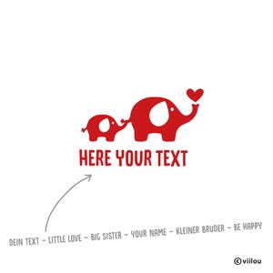 Könnte beinhalten: Rote Grafik von zwei Elefanten, einem kleinen und einem großen, mit einem Herz über dem größeren Elefanten. Der Text darunter lautet "HERE YOUR TEXT". Zusätzlicher Text enthält "DEIN TEXT - LITTLE LOVE - BIG SISTER - YOUR NAME - KLEINER BRUDER - BE HAPPY".