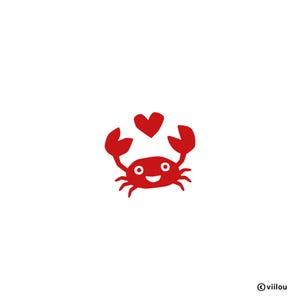Può includere: Un granchio rosso dei cartoni animati con una faccia sorridente e un cuore sopra la testa. Il granchio ha due chele ed è posto su uno sfondo bianco. L'immagine ha un design semplice e giocoso.