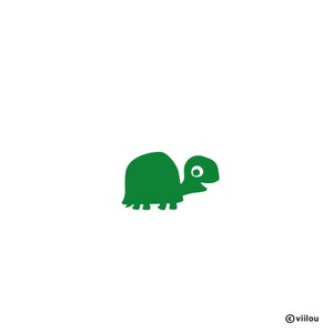 Op de afbeelding: Een groene cartoon schildpad met een glimlachend gezicht en één oog.