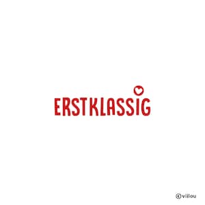Könnte beinhalten: Roter Text auf weißem Hintergrund lautet "ERSTKASSIG" mit einem kleinen roten Herzen über dem "G".