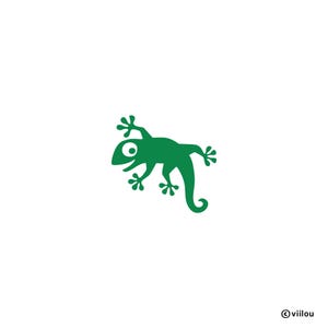 Könnte beinhalten: Grüne Eidechsen-Silhouette auf weißem Hintergrund. Die Eidechse hat ein großes Auge und einen eingerollten Schwanz. Das Bild enthält den Text "viilou" in der unteren rechten Ecke. Die Eidechse ist in einer spielerischen Pose.