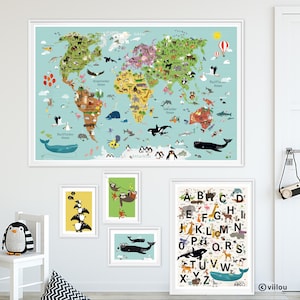 以下が含まれることがあります： 子供向けのカラフルな教育ポスター4枚セット。ポスターには、さまざまな大陸の動物が描かれた世界地図、動物が描かれたアルファベット表、木にぶら下がっているナマケモノ、ペンギンのグループが描かれています。ポスターは白い紙に白いフレームで印刷されています。