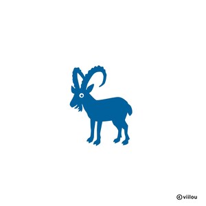 Op de afbeelding: Een blauwe silhouet van een berggeit met grote hoorns. De geit kijkt naar links en heeft een eenvoudig, cartoonachtig ontwerp.