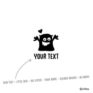 Könnte beinhalten: Schwarze Cartoon-Monster-Illustration mit einem Herz über dem Kopf. Der Text "YOUR TEXT" befindet sich unter dem Monster. Zusätzlicher Text unten enthält "DEIN TEXT - LITTLE LOVE - BIG SISTER - YOUR NAME - KLEINER BRUDER - BE HAPPY".