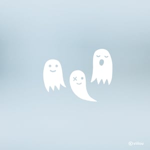 Może przedstawiać: Trzy białe ilustracje duchów z różnymi wyrazami twarzy na jasnoniebieskim tle. Jeden duch ma uśmiechniętą twarz, drugi ma 'X' zamiast oczu i uśmiech, a trzeci ma otwarte usta.