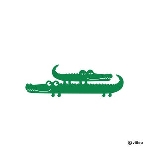 Può includere: Illustrazione verde di due alligatori dei cartoni animati su sfondo bianco. L'alligatore più grande ha una faccia sorridente, mentre l'alligatore più piccolo in cima ha gli occhi chiusi. L'immagine è un design giocoso.