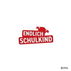 Może przedstawiać: Czerwona i biała naklejka z tekstem "ENDLICH SCHULKIND" i sylwetką kreskówkowego dziecka.