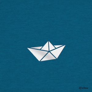 Puede incluir: Un barco de papel blanco sobre un fondo azul.