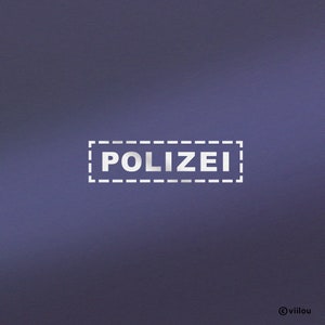 Op de afbeelding: Zilverkleurige "POLIZEI" tekst in een wit gestippelde rechthoek tegen een donkerblauwe achtergrond. De tekst is gecentreerd en de achtergrond heeft een gradiënteffect. De afbeelding heeft een watermerk in de rechter benedenhoek.
