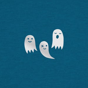 Könnte beinhalten: Drei weiße Cartoon-Geister mit unterschiedlichen Gesichtsausdrücken auf blauem Hintergrund. Ein Geist hat ein lächelndes Gesicht, ein anderer ein X für ein Auge und der dritte einen offenen Mund. Die Geister haben gezackte Unterteile.
