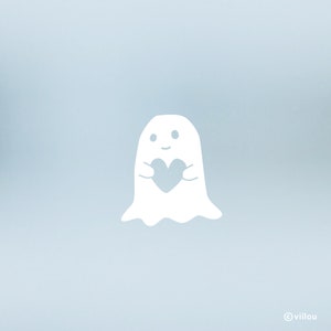 Può includere: Un fantasma bianco con un viso amichevole che tiene un cuore blu tra le braccia. Il fantasma è su uno sfondo blu chiaro.