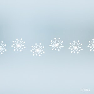 Può includere: Sfondo azzurro chiaro con un motivo ripetuto di disegni bianchi stilizzati a forma di stella. Ogni stella ha un gruppo centrale di punti con linee radiali e punti più piccoli. Il design è semplice e moderno.