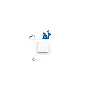 Op de afbeelding: Een blauwe slak met een papieren bootje op zijn rug klimt langs een touw dat een hartvorm vormt en eindigt met een anker. De slak bevindt zich op een witte lichtschakelaar.
