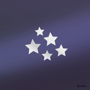 Puede incluir: Cinco estrellas de papel blanco sobre un fondo morado.