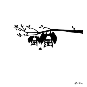 Puede incluir: Silueta negra de una rama de árbol con hojas y dos murciélagos de dibujos animados colgados boca abajo. Los murciélagos tienen ojos grandes y están colocados debajo de la rama. La imagen está sobre un fondo blanco.