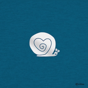 Puede incluir: Ilustración de un caracol blanco con una concha en forma de corazón sobre un fondo azul verdoso. La concha del caracol presenta un diseño de corazón con un centro en espiral. La imagen tiene un diseño simple y limpio, con la firma del artista en la esquina inferior derecha.