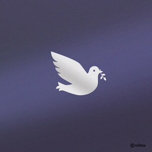 Peut inclure: Silhouette blanche d'une colombe portant un rameau d'olivier, sur fond bleu foncé. La colombe, symbole de paix, est représentée en vol. L'image a un design minimaliste, mettant l'accent sur la forme de la colombe et le contraste blanc-bleu.