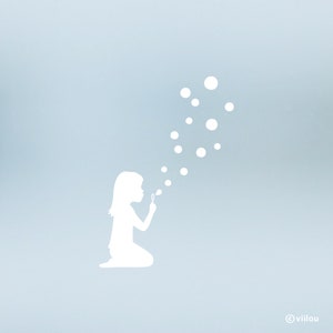 Può includere: Una silhouette bianca di una persona che soffia bolle. La persona è inginocchiata e soffia bolle con una bacchetta. Le bolle galleggiano verso l'alto in linea.