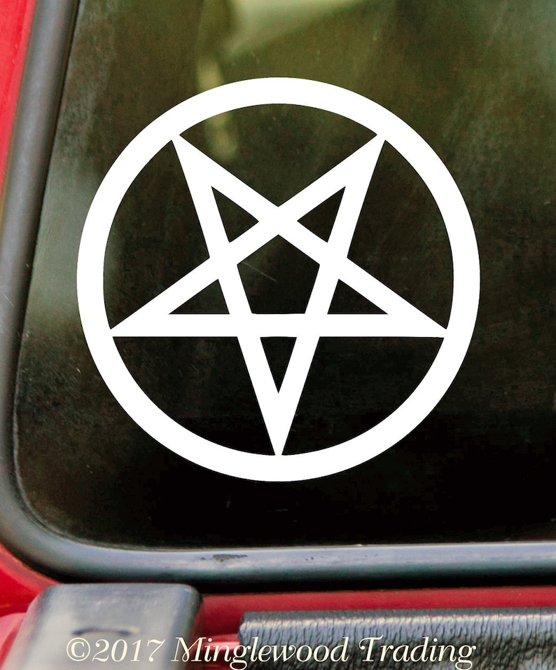 Puede incluir: Pegatina blanca de pentagrama con un c&iacute;rculo alrededor. La pegatina est&aacute; en la ventana de un coche rojo.