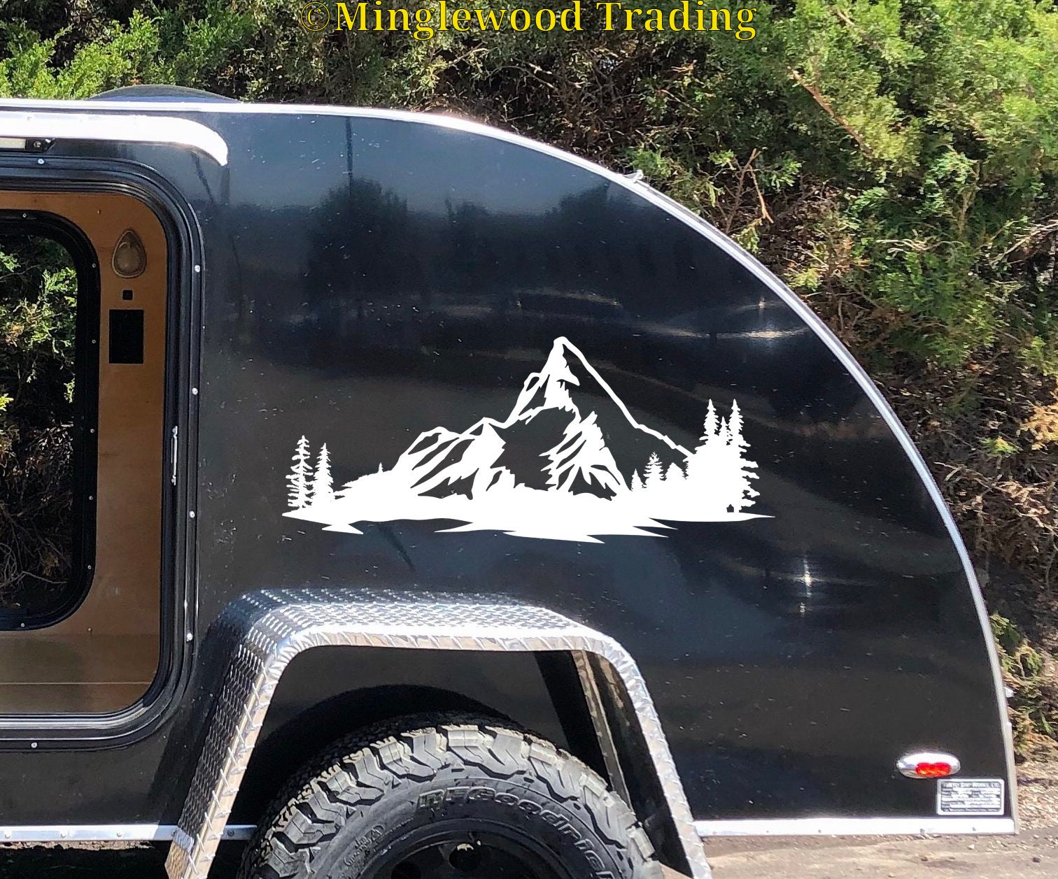 Autocollant Camping Minglewood Trading – Scène De Montagne – "Pas Tous Ceux Qui Errent Sont Perdus"