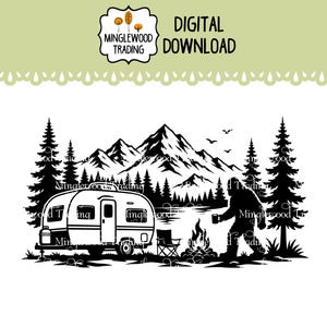 Pode incluir: Um gráfico digital em preto e branco apresentando uma cena de acampamento com um trailer, uma fogueira, uma cadeira dobrável e a silhueta de uma criatura semelhante ao Bigfoot segurando uma caneca. O fundo mostra pinheiros e montanhas.
